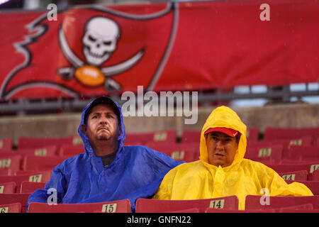 Tampa, Floride, USA. Août 31, 2016. Vous VRAGOVIC | fois.Fans attendre sous la pluie avant le match entre les Redskins de Washington et les Tampa Bay Buccaneers au Raymond James Stadium de Tampa, en Floride, le mercredi 31 août, 2016. Credit : Vragovic/Tampa Bay Times/ZUMA/Alamy Fil Live News Banque D'Images