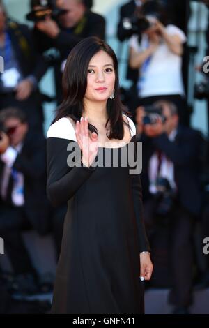 Venise, Italie. Août 31, 2016. L'actrice chinoise et membre du jury Zhao Wei arrive sur le tapis rouge pour assister à la cérémonie d'ouverture du 73 e Festival du Film de Venise à Venise, Italie, 31 août 2016. Credit : Jin Yu/Xinhua/Alamy Live News Banque D'Images