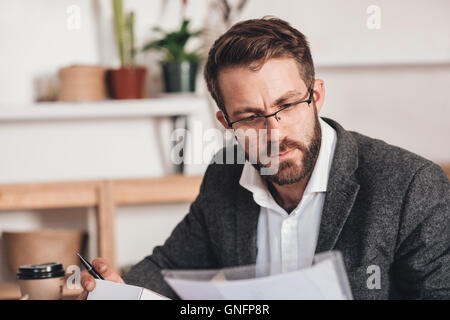 Le recoupement d'informations avant l'expédition Banque D'Images