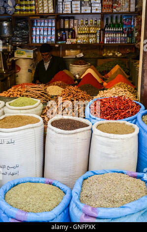 Les épices et les herbes en vente en boutique à l'intérieur de la vieille médina de Fès Banque D'Images