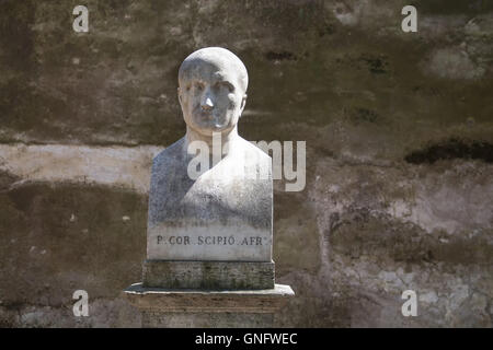 Dans le parc il y a beaucoup de statues - bustes de personnalités importantes. Scipion l'a été l'un des plus grands généraux de l'anc Banque D'Images