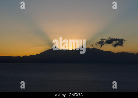 Lever du soleil derrière la Cordillère Real avec l'Illampu et l'Ancohuma. L'Isla del Sol, le Lac Titicaca, en Bolivie Banque D'Images