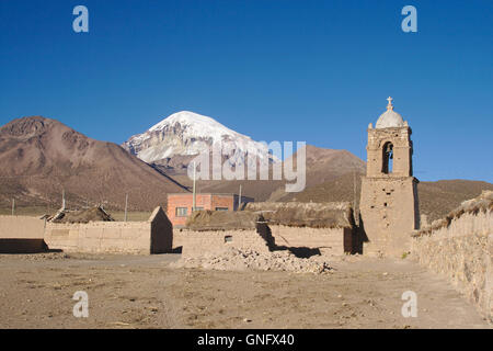 Volcan Sajama Sajama en église et village, Bolivie Banque D'Images