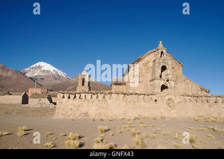 Volcan Sajama Sajama et Église, Bolivie Banque D'Images