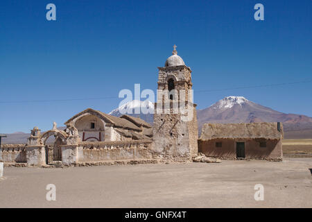 Dans l'église du village de Sajama avec Parinacota et Pomerape volcans, Altiplano, Bolivie Banque D'Images