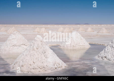 Des tas de sel sur le Salar de Uyuni, Bolivie Banque D'Images