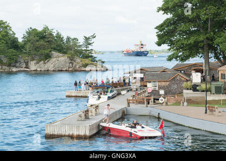 Château de Boldt, coeur, l'île Saint-Laurent, Mille-Îles, USA - les bateaux et les touristes sur l'Île du Cœur Banque D'Images