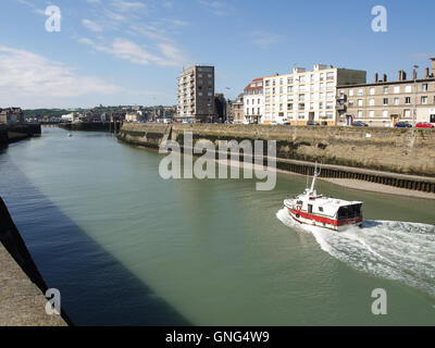 Entrée de port intérieur du quai de la Marne, Dieppe, France avec navire P'tit Fredo en premier plan Banque D'Images