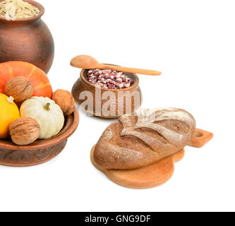 L'alimentation dans un pot en céramique isolé sur fond blanc Banque D'Images