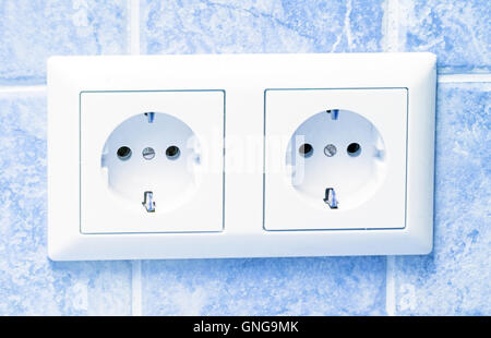 Deux sockets de blanc mur bleu clair Banque D'Images