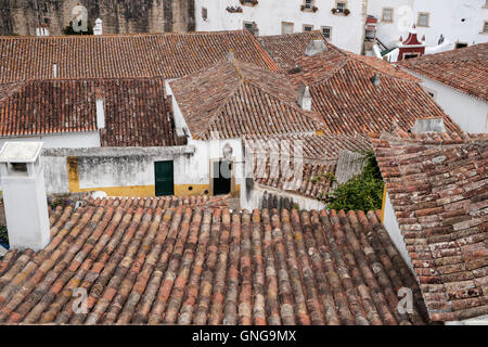 Sol carrelé traditionnel toits de la cité médiévale fortifiée d'Obidos, Portugal. Banque D'Images