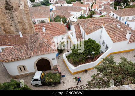 Sol carrelé traditionnel toits de la cité médiévale fortifiée d'Obidos, Portugal. Banque D'Images