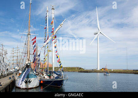 Les bateaux à voile gréé port en mer du Nord au cours de la Régate des grands voiliers à Blyth dans le Northumberland, en Angleterre. Banque D'Images