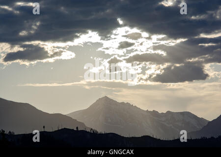 Le soleil perce les nuages comme une tempête se déplace sur la montagne de cachemire dans les Montagnes Cascades, Washington, US Banque D'Images