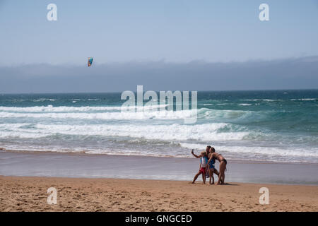 Prenez une famille sur la plage de Guincho selfies, Portugal Banque D'Images