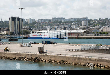 Cherbourg le nord de la France avec Brittany Ferries Normandie Express fastcat aux côtés de ferry Banque D'Images