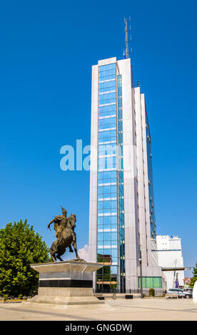 Le gouvernement du Kosovo et la Statue de Skanderbeg à Pristina Banque D'Images