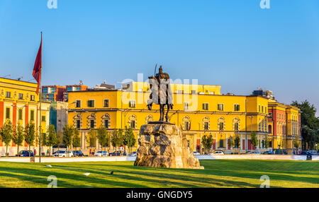 La place Skanderbeg, avec sa statue à Tirana - Albanie Banque D'Images