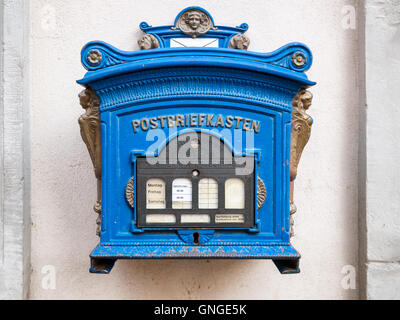 Post box, blue, en allemand Banque D'Images