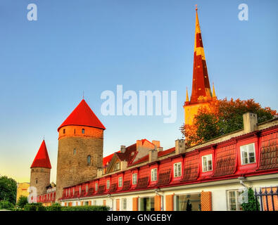 Les murs de la ville et tours à Tallinn - Estonie Banque D'Images