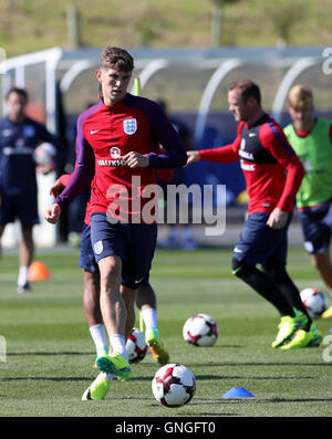 Pierres et anglais John Wayne Rooney lors d'une session de formation à St George's Park, Burton. Banque D'Images