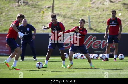 L'Angleterre (de gauche à droite) Eric Dier, Danny Welbeck et Jordan Henderson pendant une session de formation à St George's Park, Burton. Banque D'Images