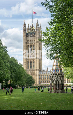 Victoria Tower Gardens avec Buxton Memorial Fountain et Tour Victoria, chambres du Parlement. London, UK Banque D'Images