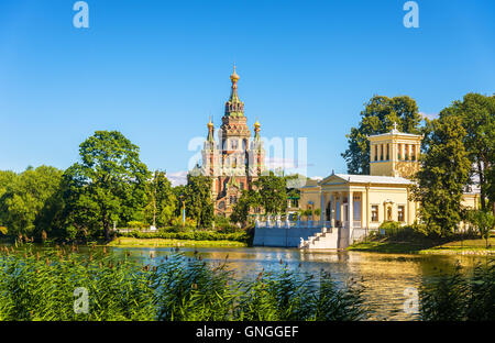 Saint-pierre et Paul Cathédrale et l'étang d'Olga à Peterhof - Banque D'Images