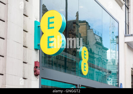 La direction générale de l'extérieur de la boutique sign EE sur Oxford Street, London, UK Banque D'Images