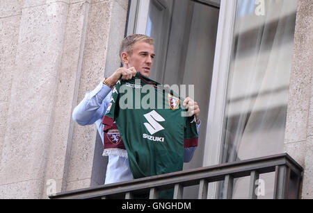 Turin, Italie. Août 30, 2016. Joe Hart, le gardien de Manchester City et de l'Angleterre, l'équipe nationale s'installe à Torino FC en prêt. Dans la photo : Joe Hart avec son nouveau maillot. Credit : Nicolò Campo/Pacific Press/Alamy Live News Banque D'Images