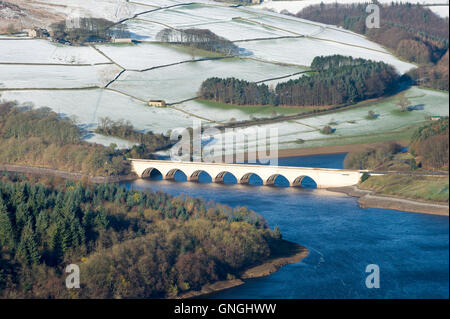 L'hiver à Bamford Edge à l'égard Ladybower reservoir, Derbyshire Banque D'Images