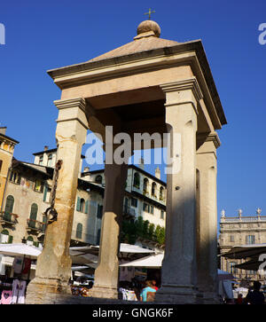 Pilori sur la Piazza Erbe, Vérone, Italie Banque D'Images