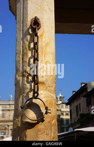 Choke chain sur le pilori sur la Piazza Erbe, 16e siècle, Vérone, Italie Banque D'Images