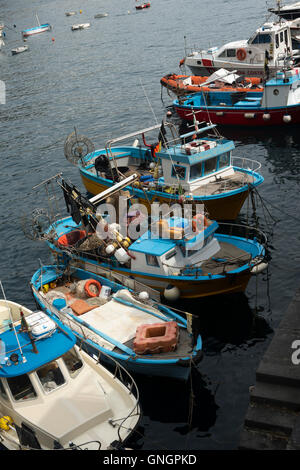 Des bateaux de pêche à quai, Amalfi, Côte Amalfitaine, Salerne, Campanie, Italie Banque D'Images