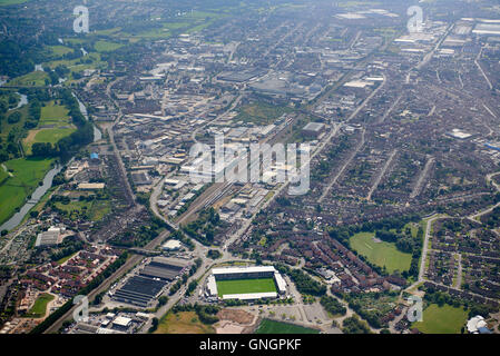 Une vue aérienne de Burton upon Trent, East Midlands, Royaume-Uni. Terrain de football de premier plan Banque D'Images