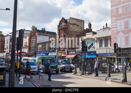 Circulation sur Camden High Street, nord de Londres, Royaume-Uni Banque D'Images