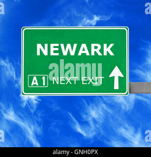 NEWARK road sign against clear blue sky Banque D'Images