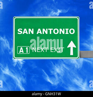 SAN ANTONIO road sign against clear blue sky Banque D'Images