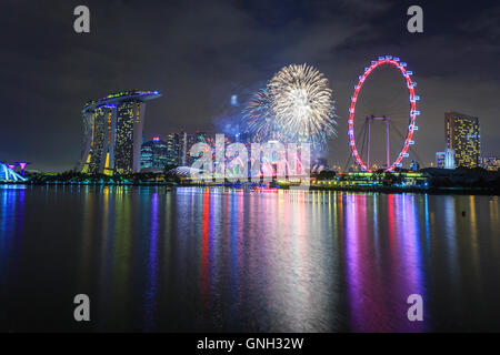 La veille du Nouvel An d'artifice au-dessus des toits, Marina Bay, Singapour Banque D'Images