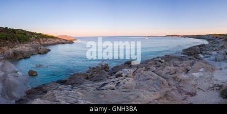 Vue aérienne d'une plage cachée au lever du soleil, Corse, France Banque D'Images