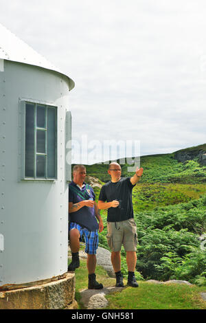 Les hommes de discuter le point de vue à l'ancienne station signal phare sur l'île de l'Erraid dans les Hébrides intérieures de l'Écosse Banque D'Images