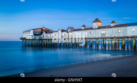 Le quai d'Old Orchard Beach dans le Maine - L'Heure Bleue Banque D'Images