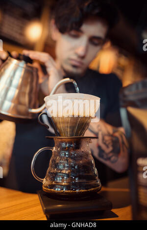 Barista au travail dans un café Banque D'Images