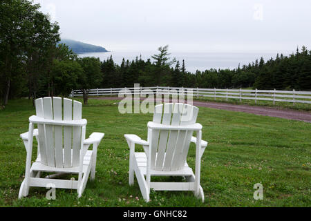 Sièges donnent sur l'océan à la maison du docteur Inn and Spa at Green's Harbour, à Terre-Neuve et Labrador, Canada. Banque D'Images