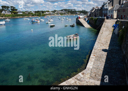 Bateaux à l'amarrage dans le port de Le Conquet, Bretagne, France Banque D'Images