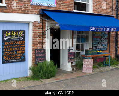 Faites les boutiques devant le magasin de poissons Gurneys dans le village branché de Burnham Market, dans le nord de Norfolk. Parfois appelé Chelsea-by-the-Sea Banque D'Images
