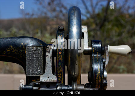 Vintage sewing machine faite en 1871 vue avant Banque D'Images