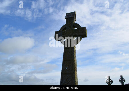 La silhouette imposante croix celtiques d'Irlande. Banque D'Images