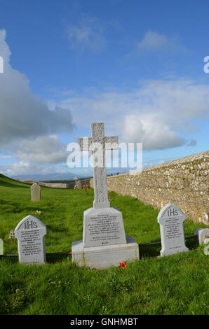 Les pierres tombales dans le cimetière du rocher de Cashel. Banque D'Images