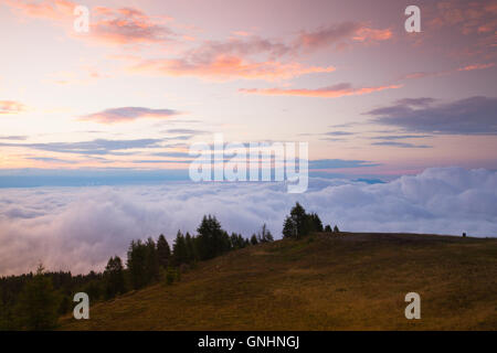 Matin incroyable dans les mat Gerlitzen en Autriche.météo inverse et vue sur les montagnes de Slovénie. Banque D'Images